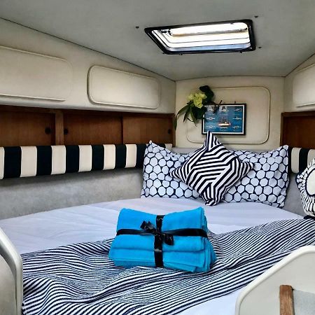 Yacht Experience Barcelona Hotel ซานต์อาเตรียเดเบซอซ ภายนอก รูปภาพ