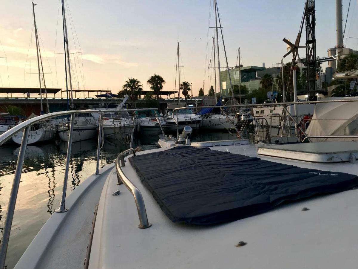 Yacht Experience Barcelona Hotel ซานต์อาเตรียเดเบซอซ ภายนอก รูปภาพ