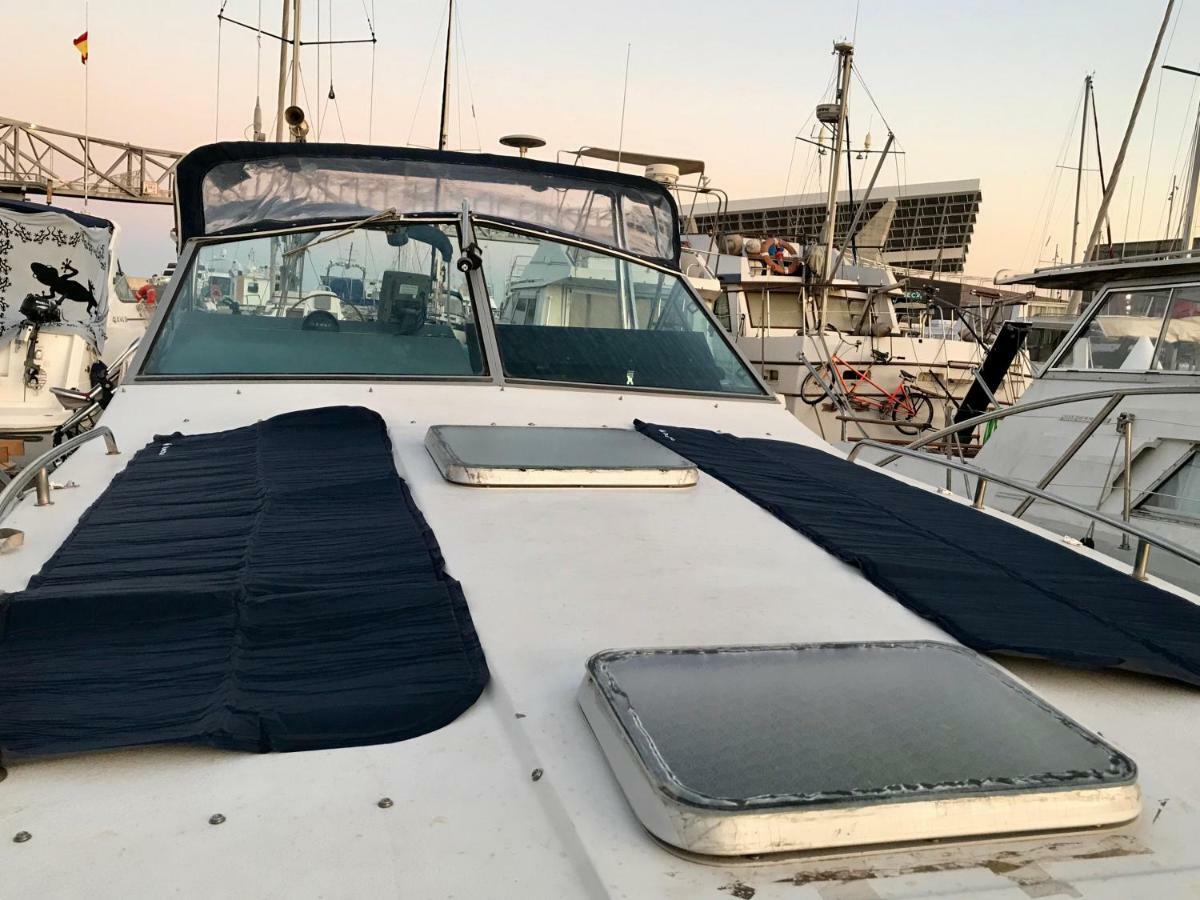 Yacht Experience Barcelona Hotel ซานต์อาเตรียเดเบซอซ ภายนอก รูปภาพ