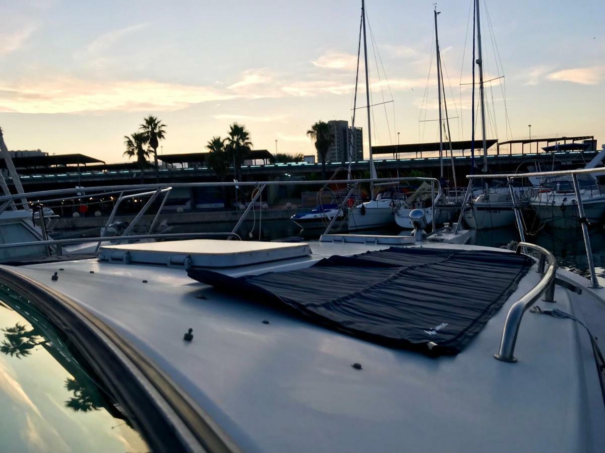 Yacht Experience Barcelona Hotel ซานต์อาเตรียเดเบซอซ ภายนอก รูปภาพ