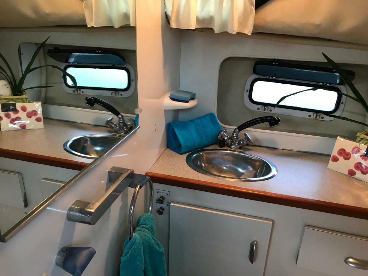 Yacht Experience Barcelona Hotel ซานต์อาเตรียเดเบซอซ ภายนอก รูปภาพ
